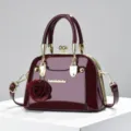 Borsa a mano a cupola in pelle verniciata rossa con ciondolo a rosa per le donne - Rosso ciliegia