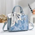 Blaue Damen Handtasche mit Schmetterlingsspitze, modischem Tuch und goldenen Beschlägen - Blau