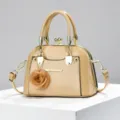 Borsa a tracolla a conchiglia in pelle verniciata di moda con accessorio fiore per donne - Beige