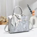 Grijze handtas met vlinderborduursel en zijden sjaal, elegante schoudertas voor dames. - Grijs