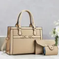 Vue détaillée de l'ensemble de sac cabas en paille beige avec des finitions en cuir et métal. - Ensemble 3 pièces / Kaki