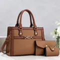 Vue détaillée de sac à main tissé marron, élégant ensemble cabas rétro avec chaîne métallique. - Ensemble 3 pièces / Jaune Terre