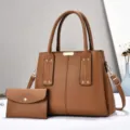 Gedetailleerd overzicht van bruine PU lederen tas met bijpassende clutch in elegante stijl. - Aardgeel