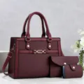 Dettaglio borsa a mano strutturata bordeaux, trama chevron ed eleganti finiture dorate. - Set da 3 pezzi / Rosso