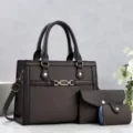 Vista di dettaglio del set borsa tote vintage da donna, grande borsa madre e figlio in pelle. - Set da 3 pezzi / Caffè