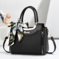 Elegante borsa a mano nera da donna con foulard in seta alla moda per ogni occasione. - Nero
