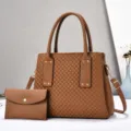 Vista dettagliata borsa trapuntata marrone con pochette, grande borsa a tracolla da donna. - Giallo ocra