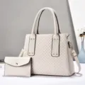Vista dettagliata della borsa tote trapuntata bianca con pochette, elegante borsa da lavoro. - Bianco avorio