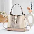 Sac seau élégant avec motif croco, poignée supérieure et fermeture à verrou en métal. - Khaki