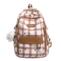 Vue détaillée du sac à dos d'école à carreaux bruns avec pendentif en peluche et poches multiples. - Café
