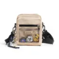 Vista detallada del bolso cruzado de nailon beige con bolsillo delantero transparente y pines. - Café Beige