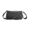 Vista detallada del bolso bandolera negro de rejilla, con tela resistente y correa gruesa. - Negro