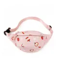 Detalle de riñonera rosa con bonito estampado de manzana, correa ajustable y cremallera práctica. - Rosa