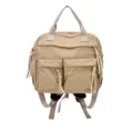 Detailansicht der Vordertasche des khakifarbenen Nylon-Rucksacks mit weißen Zierkordeln - Khaki