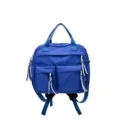 Detailansicht des blauen Nylon-Minirucksacks mit doppelten Vordertaschen und Kordelzügen. - Blau