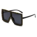 Occhiali da sole quadrati oversize con strass neri scintillanti e dettagli dorati. - Montatura Nera Strass Nero C9