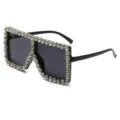 Occhiali da sole quadrati oversize con montatura decorata di brillanti strass luminosi. - Montatura Nera Strass Bianco C6