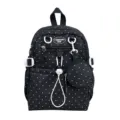 Détail de sac à dos à pois blancs et noirs avec fermetures éclair et petite pochette ronde. - Noir