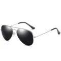 Klassische silberne Metallrahmen polarisierte Piloten-Sonnenbrille für Herren in Schwarz. - Silberrahmen Graue Linse