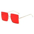 Gafas de sol cuadradas grandes con lentes rojas y montura delgada de metal dorado. - Montura Dorada Lentes Rojas (C4)