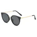Lunettes de soleil pour femmes à monture noire œil-de-chat et branches en métal doré. - Monture Noire Branche Dorée Verre Gris C1