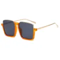 Lunettes de soleil carrées oversize avec monture orange translucide et branches en métal doré. - Monture Orange Or Verre Noir C9