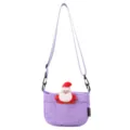 Nahaufnahme der lila Umhängetasche mit niedlicher Weihnachtsmann-Plüschpuppe und verstellbarem Gurt. - Einzelne Tasche / Lila