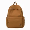 Vue détaillée de haute qualité du sac à dos en toile marron uni avec une poche zippée. - L / Rouge Brique