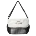 Detalle del bolso bandolera de cuadros blancos y negros con bordado de gato. - Sin Colgante / Negro