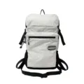 Vue détaillée du sac à dos d'extérieur à carreaux blancs avec une grande capacité. - Blanc