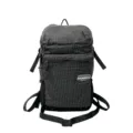 Détail en gros plan du sac à dos d'extérieur à grille noire avec poche frontale et sangles - Noir