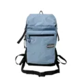 Vue détaillée du sac à dos de randonnée à carreaux bleu clair avec poche avant et sangles réglables. - Bleu