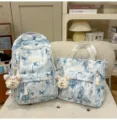 Blaues und weißes chinesisches Schmetterlings-Schülerrucksack- und Tragetaschen-Set. - Zweiteiliges Set (Mit Anhänger) / Blau