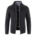 Détail du col du cardigan en tricot pour homme, doublure à carreaux, fermeture éclair. - Noir et Gris
