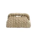 Gedetailleerd overzicht van de vintage grof gebreide clutch tas met beugelsluiting en ketting. - Khaki