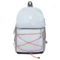 Leichter Outdoor Wanderrucksack in Hellblau Grau mit orangen Bungee Kordeln Detail. - Hellblau