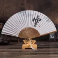 Eventail pliant en lin pour homme avec support en bois, art de calligraphie chinoise. - Côté Ouvert