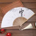 Éventail pliante en lin rétro avec design de calligraphie et pompon pour danse et accessoires. - 01 uni