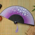 Vue détaillée d'un magnifique éventail violet avec motif de cerisier et papillon. - Style 3
