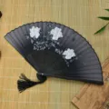 Ventaglio pieghevole nero tradizionale cinese con peonie bianche e nappina estiva. - Stile 5