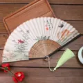 Eventail pliable traditionnel chinois en lin avec baleines en bois et pompon. - 02 papillon coloré