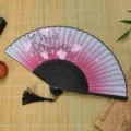 Elegante ventaglio pieghevole cinese con motivo di fiori di ciliegio e nappa nera in dettaglio. - Stile 7