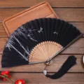 Éventail pliant traditionnel chinois avec motif de bambou, tissu noir, côtes en bois et gland. - 03 chat et papillon