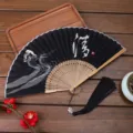 Élégant éventail pliant traditionnel chinois en tissu noir avec pendentif gland. - 05 pur