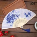 Eventail pliable de style chinois avec motif floral en porcelaine bleu et blanc. - Porcelaine Bleu et Blanc (A06)
