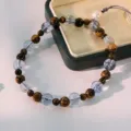 Colgante de móvil con piedra ojo de tigre natural y perla para funda de mujer elegante - Colgante Móvil de Vidrio con Perla Natural y Ojo de Tigre