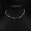 Nahaufnahme Detail der bunten Perlenkette mit Süßwasserperlen, stilvolles Design. - Mehrfarbige Glasur Eine Weiße Perlenkette