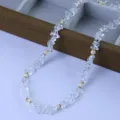 Detailansicht der unregelmässigen klaren Kristallquarz und Perlen Perlenkette, elegantes Design. - Weißer Kristall und Naturperlenkette