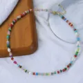 Detailaufnahme einer bunten Naturstein- und Perlen-Perlenkette mit goldenen Metalldetails. - Bunte Schatzstein Kette