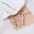 Detailaufnahme einer bunten Perlenkette mit echten Perlen, bunten Steinen und goldenen Akzentperlen. - Bunte Dopamin Naturstein Glas Perlenkette